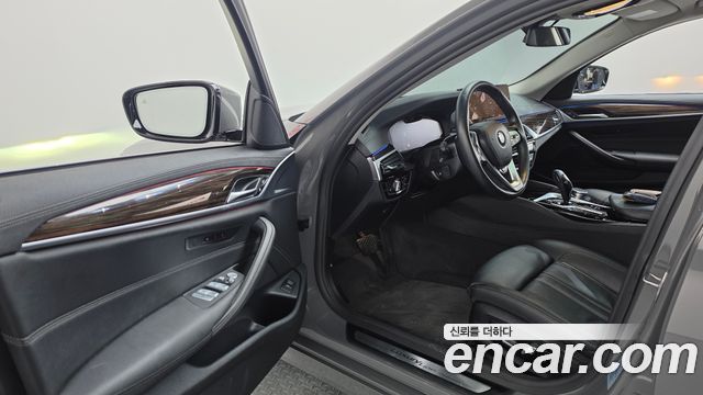 BMW 5-Series 2021 — photo 13