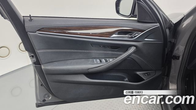 BMW 5-Series 2021 — photo 14