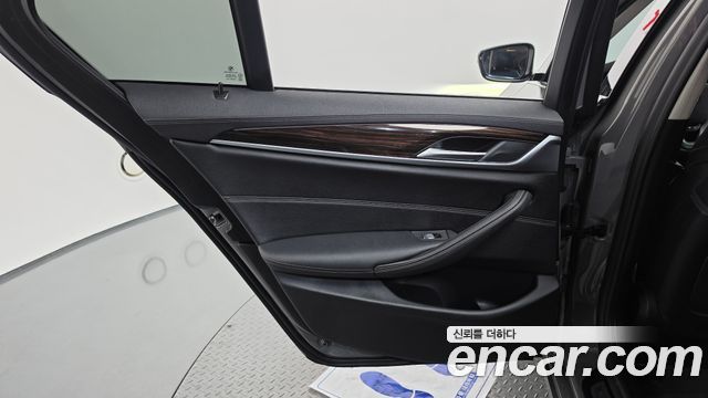 BMW 5-Series 2021 — photo 15