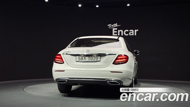 Mercedes-Benz E-Class 2017 — photo 4