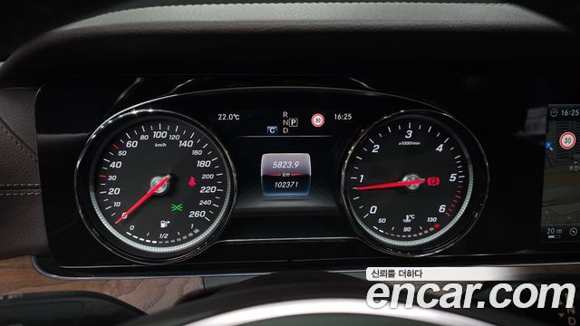 Mercedes-Benz E-Class 2017 — photo 8
