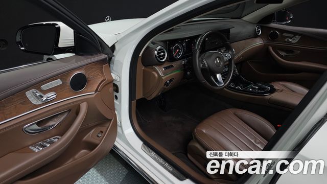 Mercedes-Benz E-Class 2017 — photo 10