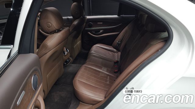 Mercedes-Benz E-Class 2017 — photo 11