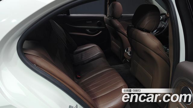 Mercedes-Benz E-Class 2017 — photo 12