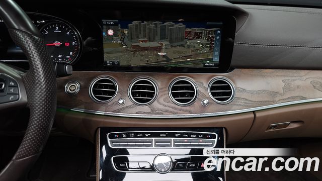 Mercedes-Benz E-Class 2017 — photo 14