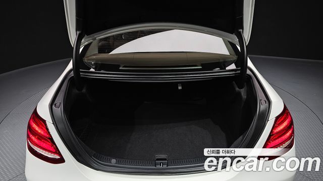 Mercedes-Benz E-Class 2017 — photo 20