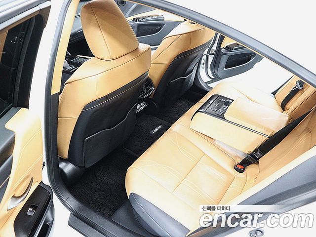 Lexus ES 2022 — photo 11