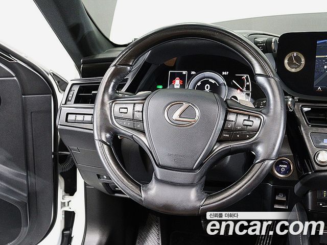 Lexus ES 2022 — photo 12