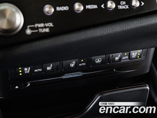 Lexus ES 2022 — photo 18