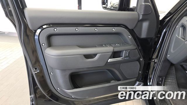 Land Rover Defender 2025 — photo 14