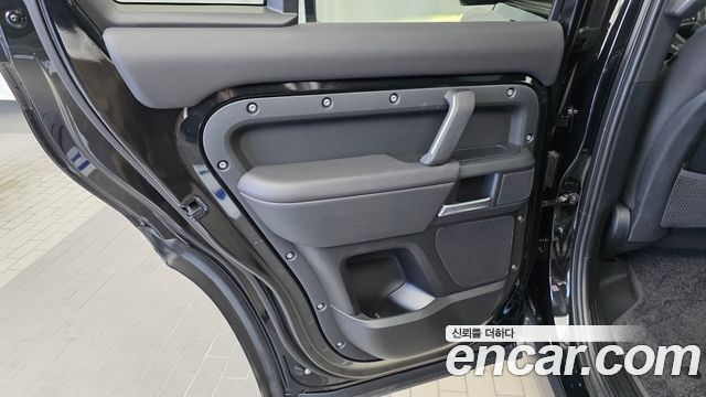 Land Rover Defender 2025 — photo 15