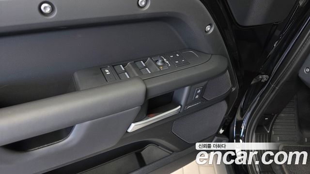 Land Rover Defender 2025 — photo 28