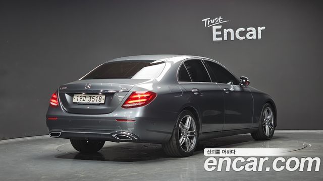 Mercedes-Benz E-Class 2017 — photo 2