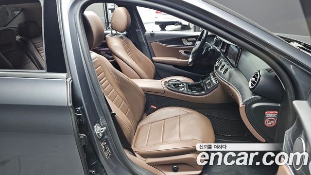 Mercedes-Benz E-Class 2017 — photo 10