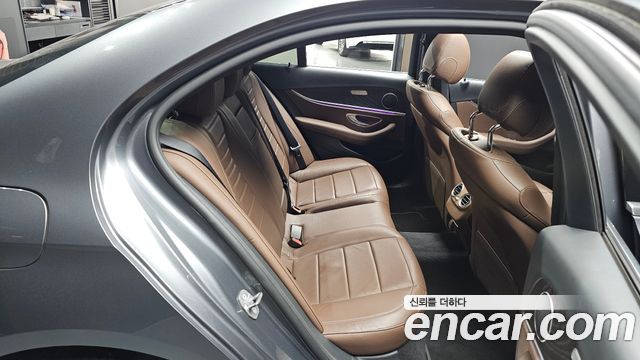 Mercedes-Benz E-Class 2017 — photo 11