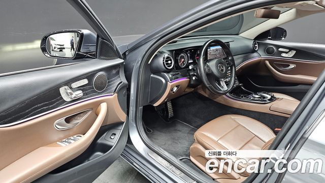 Mercedes-Benz E-Class 2017 — photo 12