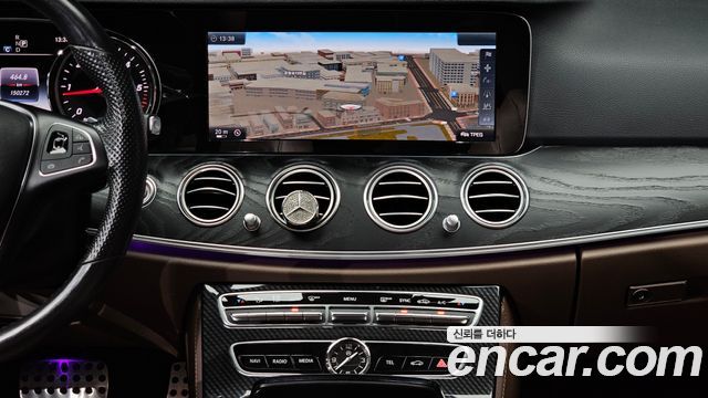 Mercedes-Benz E-Class 2017 — photo 14