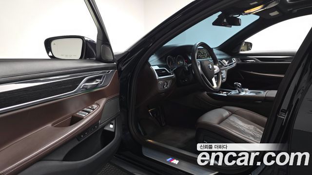 BMW 7-Series 2018 — photo 13