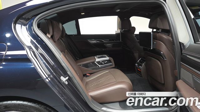 BMW 7-Series 2018 — photo 17