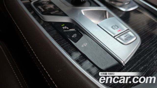 BMW 7-Series 2018 — photo 24