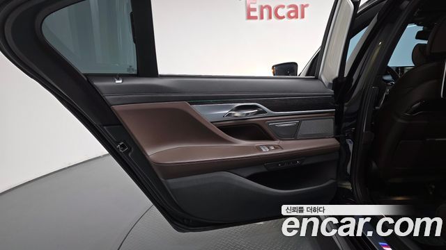 BMW 7-Series 2018 — photo 15