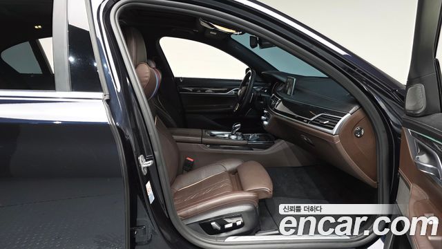 BMW 7-Series 2018 — photo 16