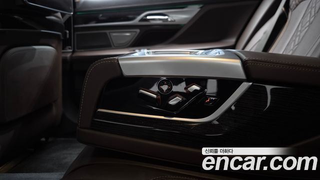 BMW 7-Series 2018 — photo 32