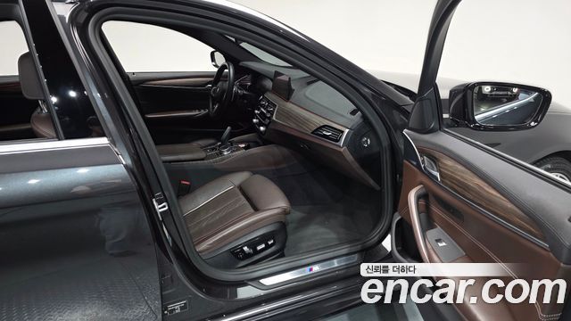 BMW 5-Series 2019 — photo 17