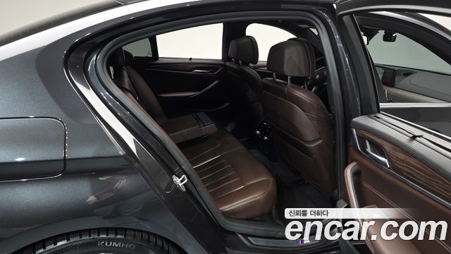 BMW 5-Series 2019 — photo 18