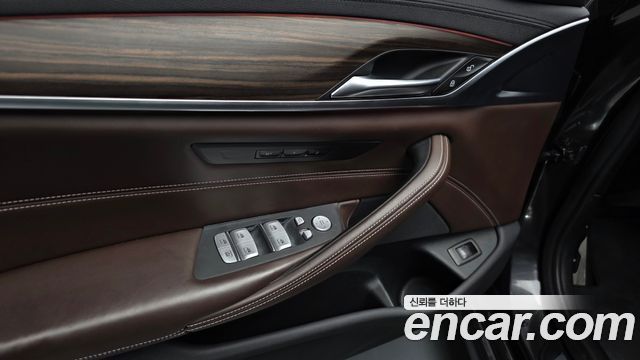 BMW 5-Series 2019 — photo 24