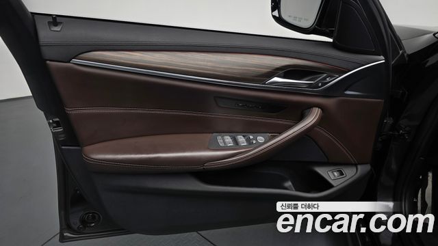 BMW 5-Series 2019 — photo 14