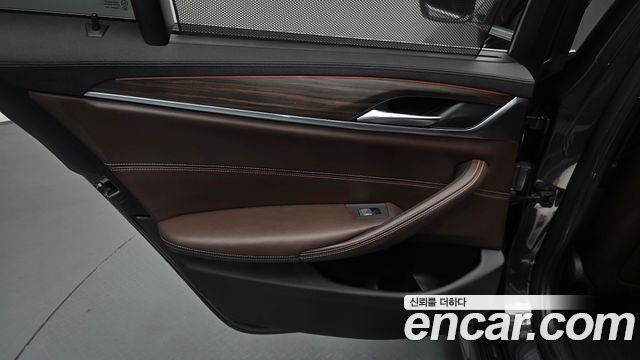 BMW 5-Series 2019 — photo 15