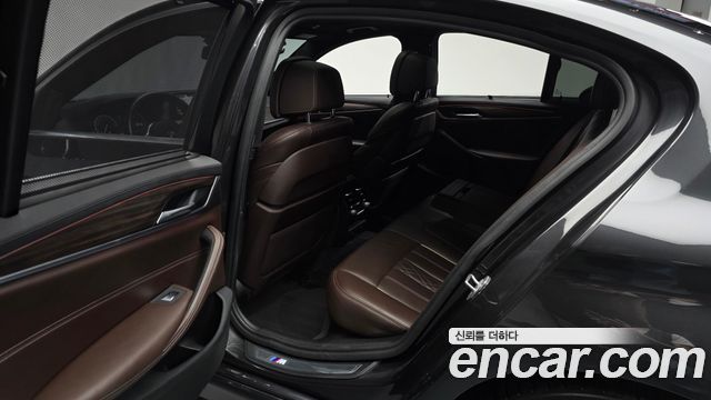 BMW 5-Series 2019 — photo 16