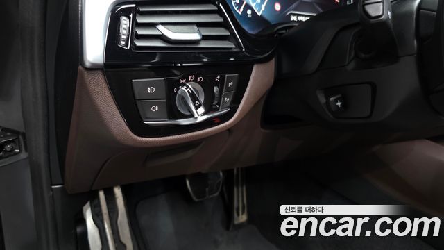 BMW 5-Series 2019 — photo 29
