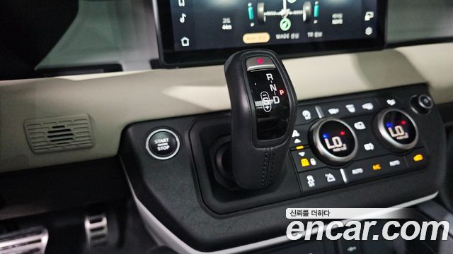 Land Rover Defender 2020 — photo 12