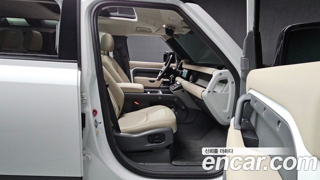 Land Rover Defender 2020 — photo 17