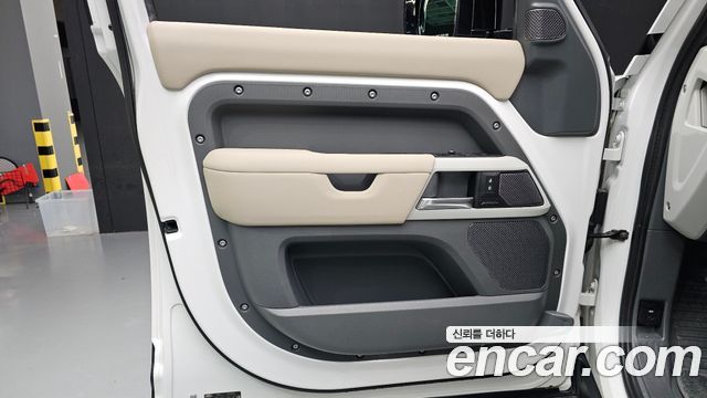 Land Rover Defender 2020 — photo 14