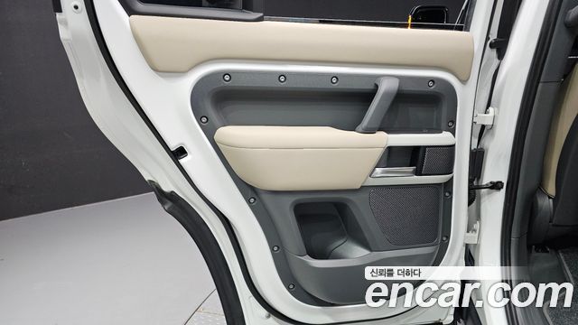 Land Rover Defender 2020 — photo 15