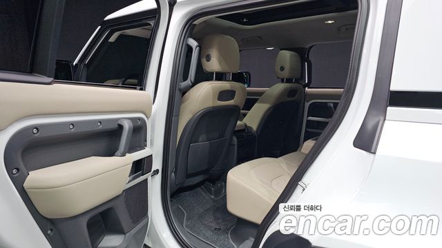 Land Rover Defender 2020 — photo 16