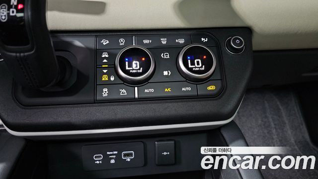 Land Rover Defender 2020 — photo 32