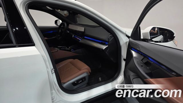 BMW 5-Series 2025 — photo 17