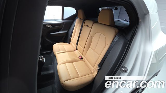 Volvo XC40 2022 — photo 16