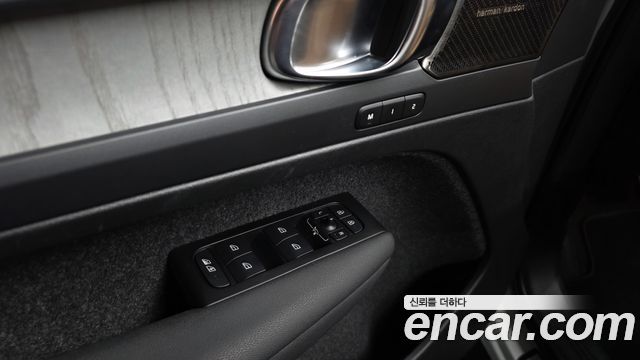 Volvo XC40 2022 — photo 28