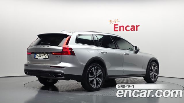 Volvo V60 2021 — photo 2