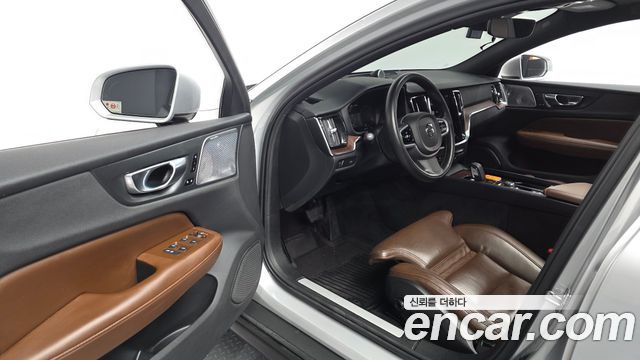 Volvo V60 2021 — photo 13