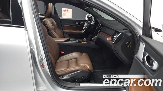 Volvo V60 2021 — photo 17