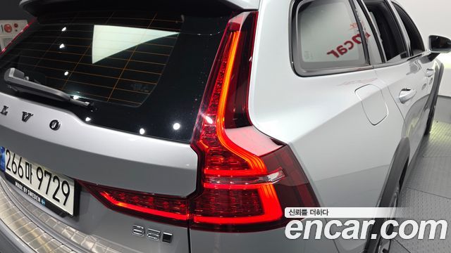 Volvo V60 2021 — photo 9
