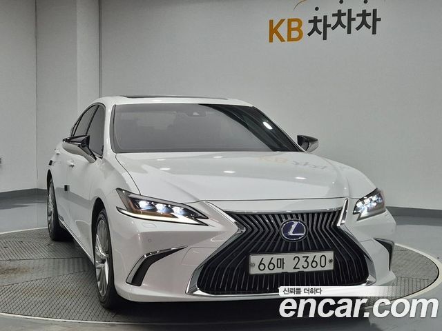 Lexus ES 2019 — photo 1