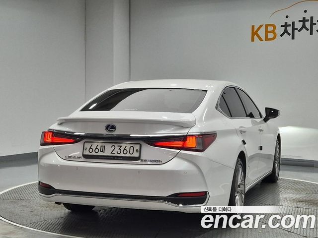 Lexus ES 2019 — photo 2