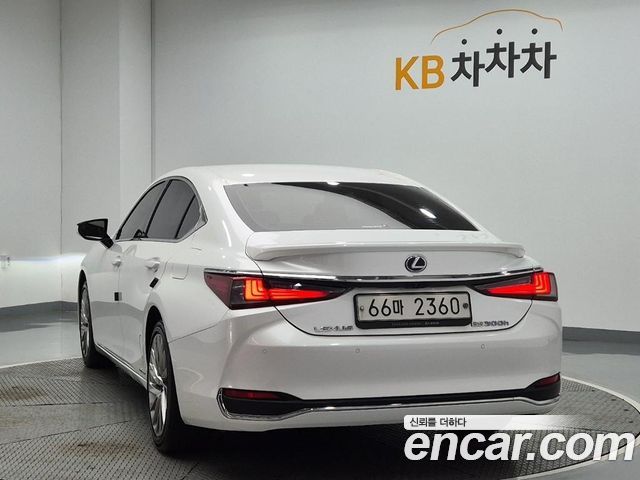 Lexus ES 2019 — photo 3